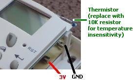 Connecting +3V and GND power cables to the connection points of the ECO ET2 programmable room thermostat
