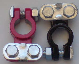 BATTERY TOP POST TERMINALS. One pair of colour coded bolt-on battery terminals. Will accept cable inputs of up to 7.2 mm diameter